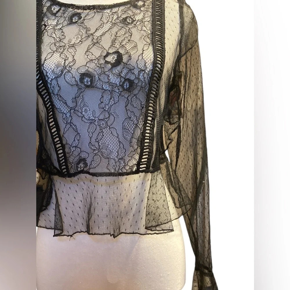 Beautiful sheer top sexy in black size medium
BIN #20